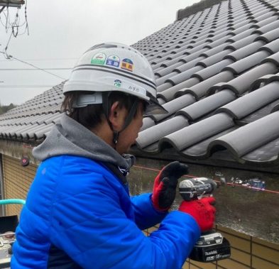 雨樋を取付ける人