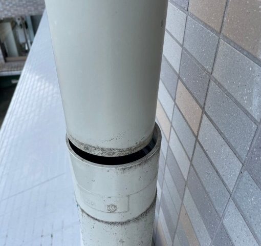 外れかけている竪樋