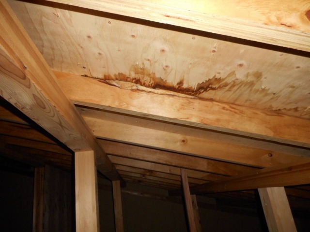 染みのある屋根裏