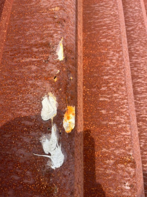 穴の開いたトタン屋根