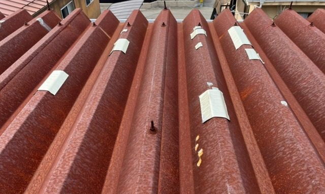 補修してあるトタン屋根