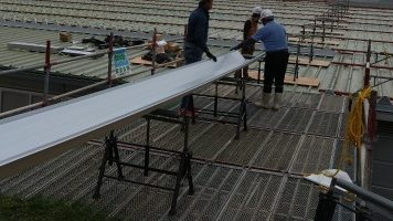 ガルバリウム鋼板を運ぶ人