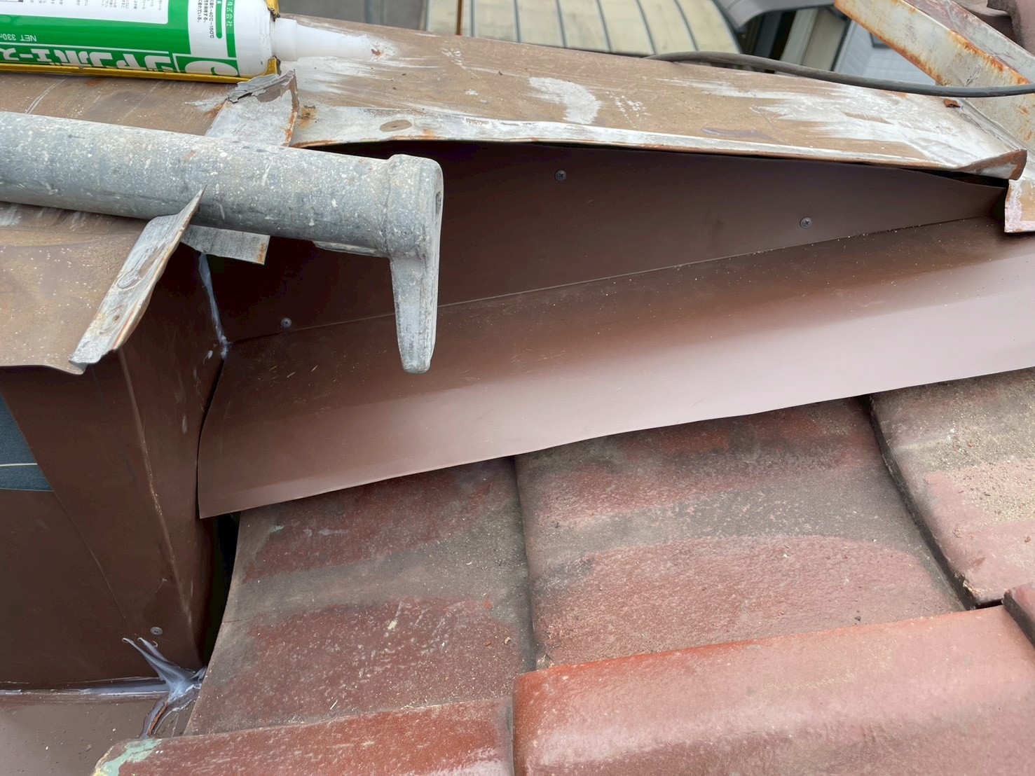 新しい水切りを設置した取り合い