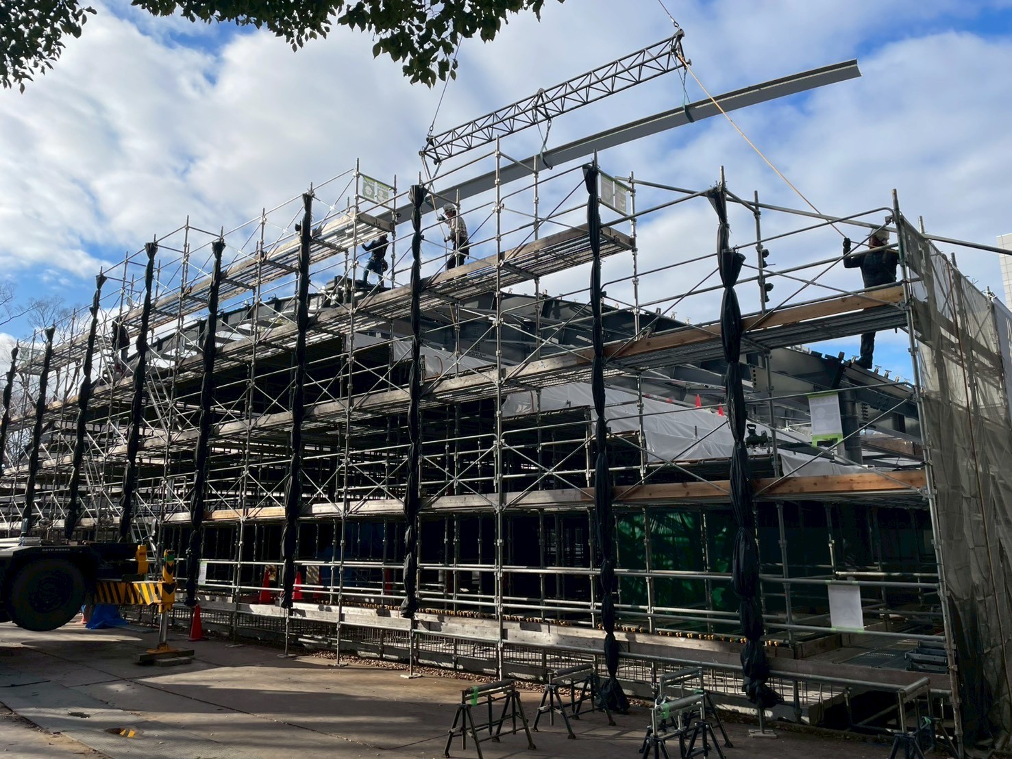 折板屋根材の荷揚げ