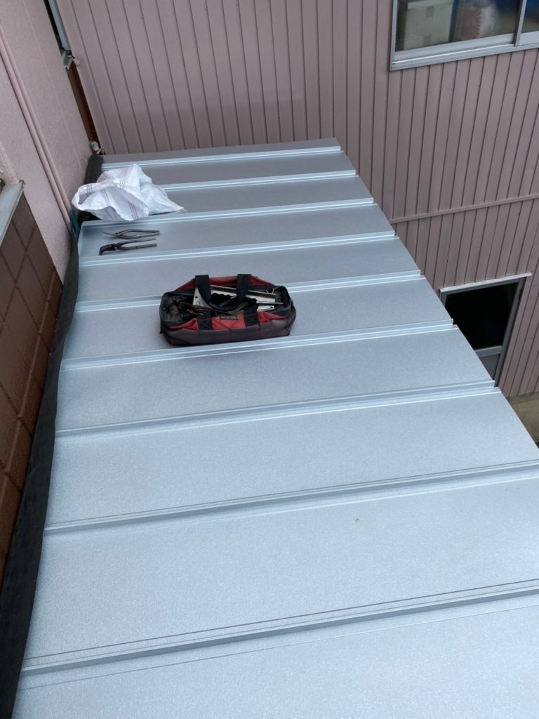 新しい金属屋根の設置