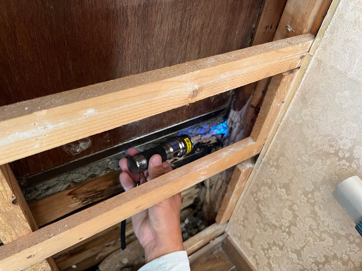 紫外線照射試験による漏水試験の様子