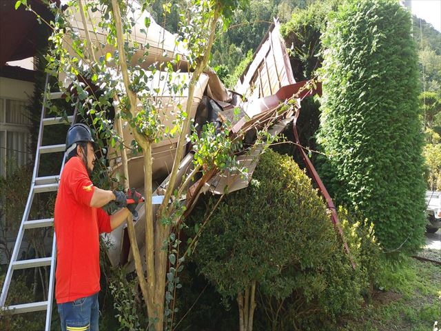 台風で飛んだ屋根の撤去