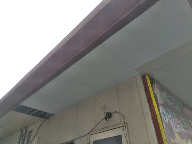 塩尻市緑ヶ丘　軒天塗装