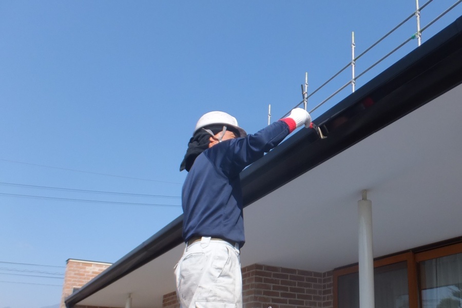 松本市屋根フッ素塗替え施工中