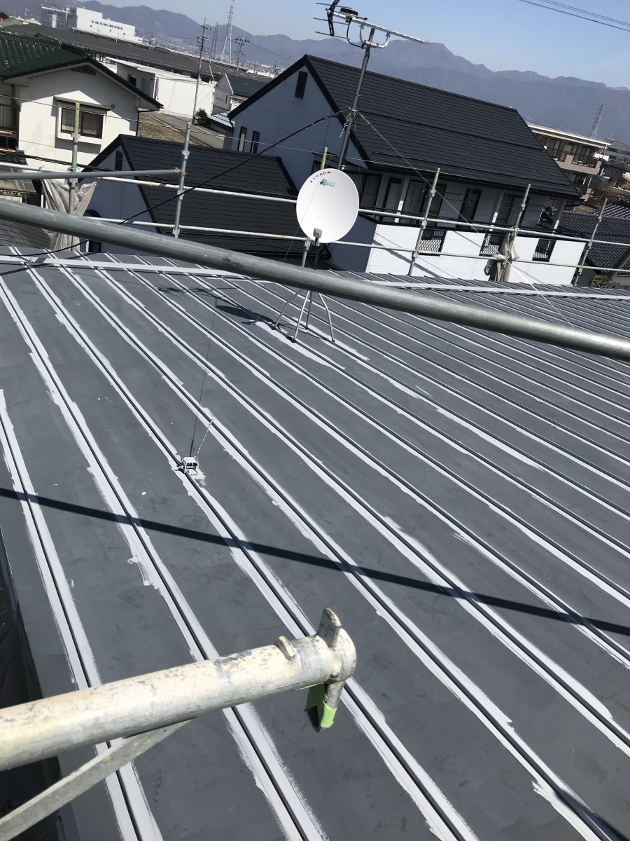 松本市屋根フッ素塗替え施工中