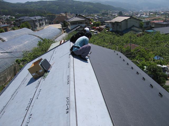 屋根葺き替え　瓦をおろして