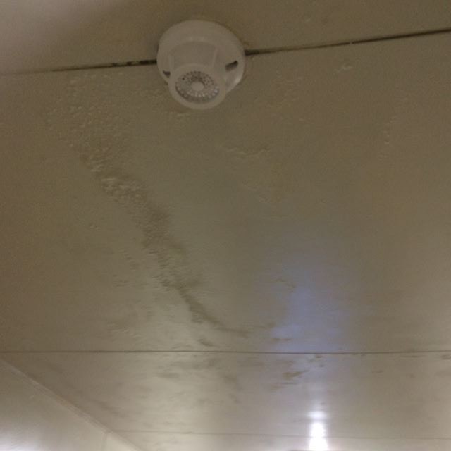 安曇野市大型施設雨漏り