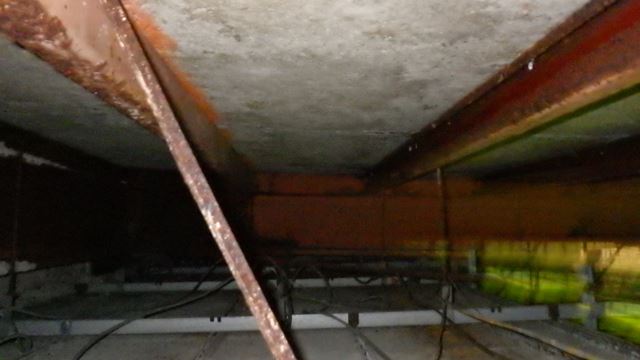 安曇野市大型施設雨漏り