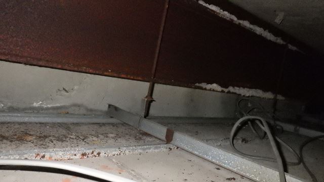 安曇野市大型施設雨漏り