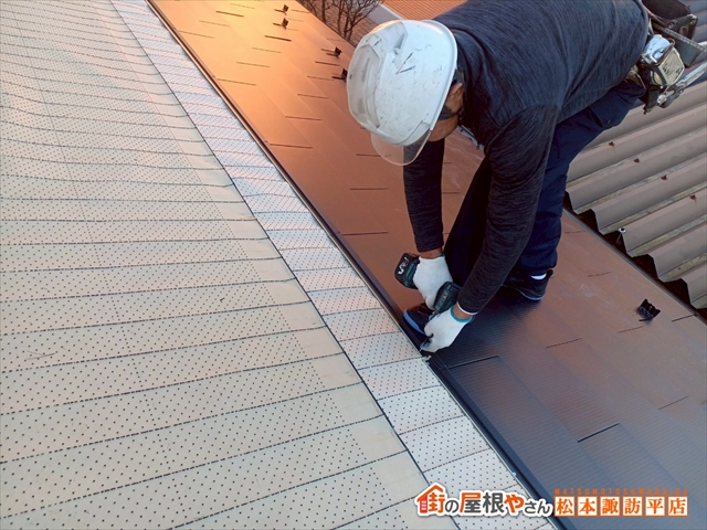 塩尻市で耐震を考えた屋根葺き替え｜重い瓦屋根のままで大丈夫？屋根材取り付け