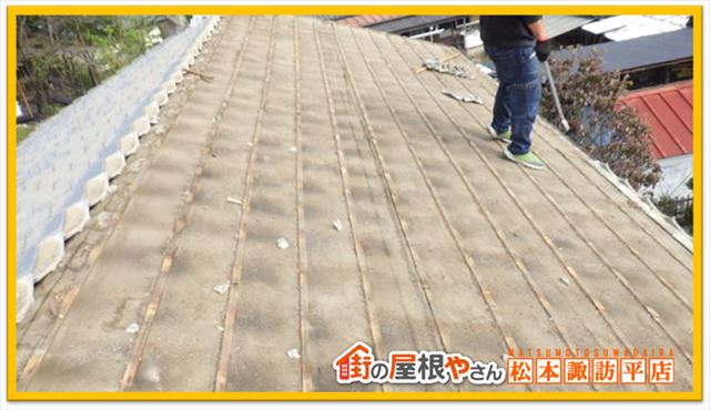 太陽光パネルが乗った屋根の塗装