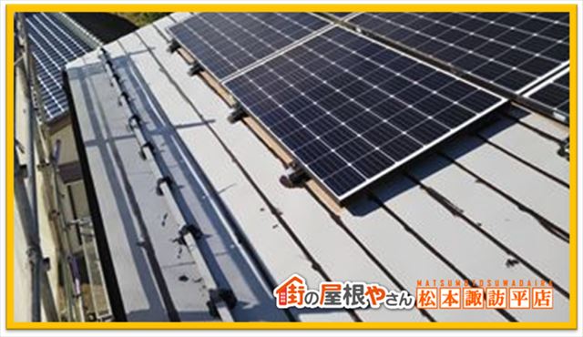 太陽光パネルが乗った屋根の塗装