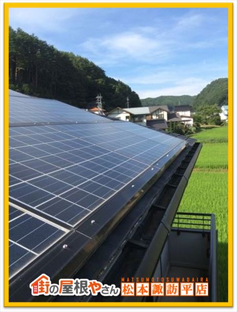 太陽光パネルが乗った屋根の塗装