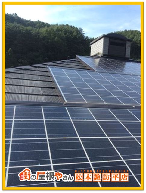 太陽光パネルが乗った屋根の塗装