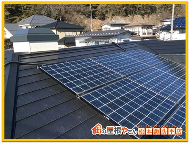 太陽光パネルが乗った屋根の塗装