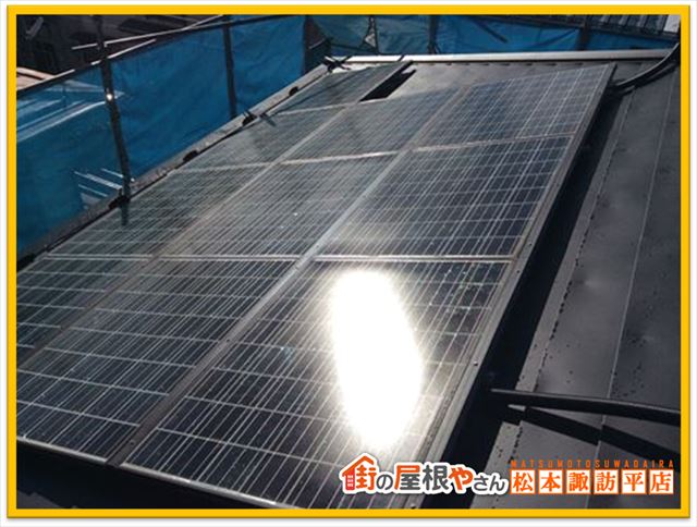 太陽光パネルが乗った屋根の塗装
