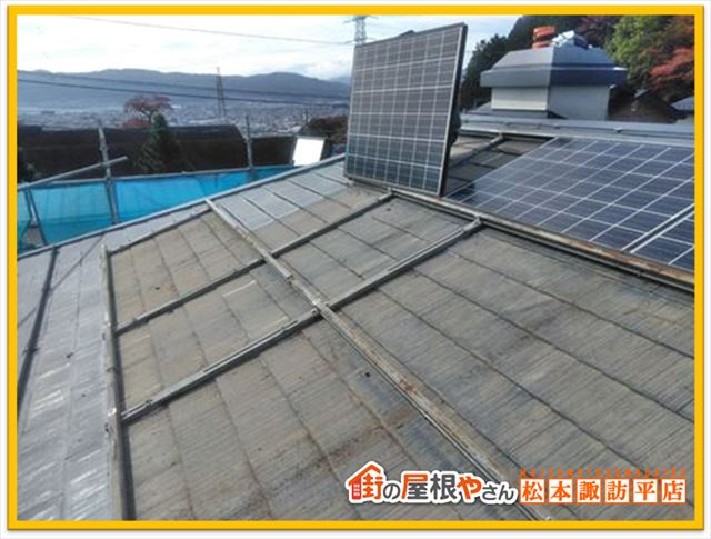 太陽光パネルが乗った屋根の塗装