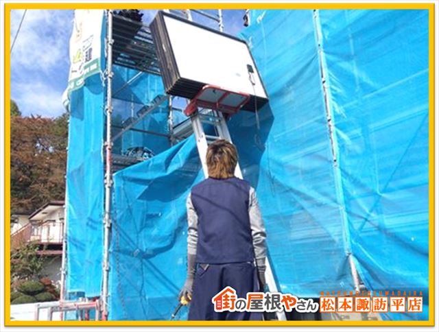 太陽光パネルが乗った屋根の塗装