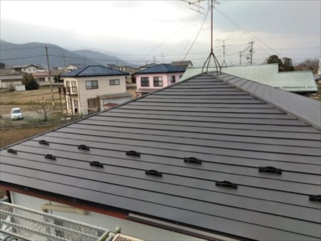 安曇野市で「屋根材の剥がれ・コケ」を解消｜金属屋根への葺き替えで30年先の安心を