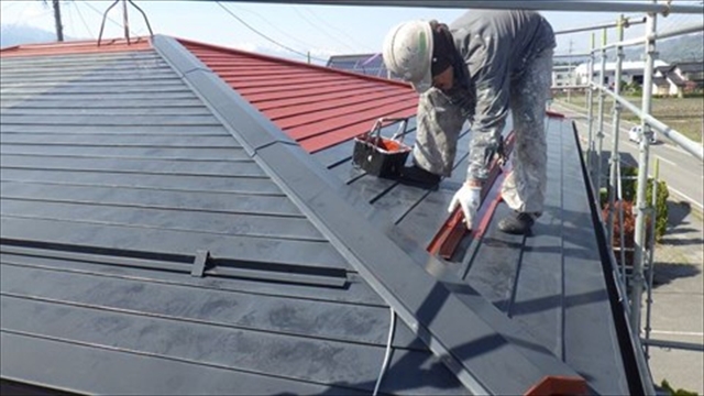 安曇野市ガルバリウム鋼板屋根塗装下塗り工程