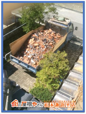 安曇野瓦おろし　トラック荷台へ投げおろし