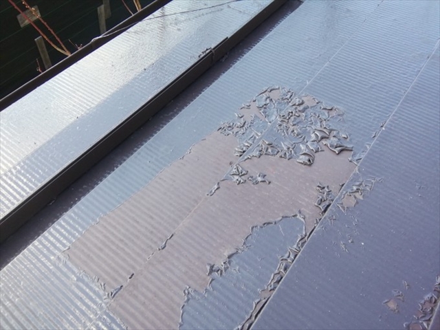 岡谷市で屋根塗装の失敗を救済！1年で剥がれた塗膜のやり直し施工事例1