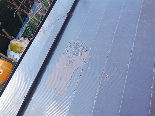 岡谷市で屋根塗装の失敗を救済！1年で剥がれた塗膜のやり直し施工事例1