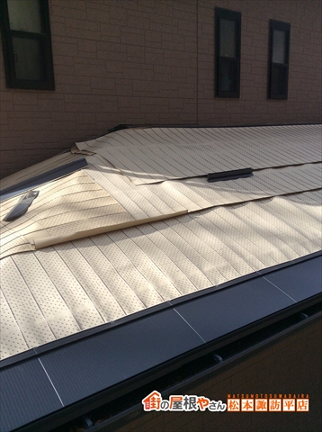 諏訪市スレート屋根にSGL鋼板を重ね葺きするカバー工法施工事例6