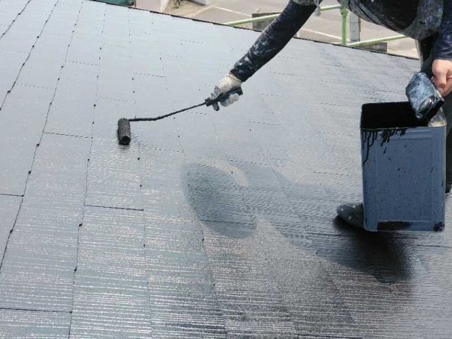 屋根塗装工事の様子