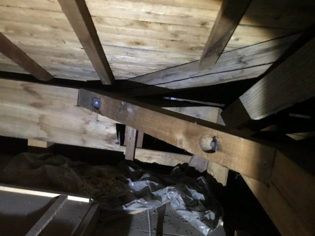 雨漏れ屋根裏写真