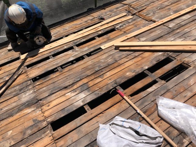 屋根の下地補修中