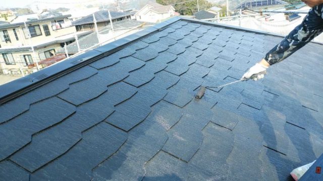 屋根塗装工事の様子