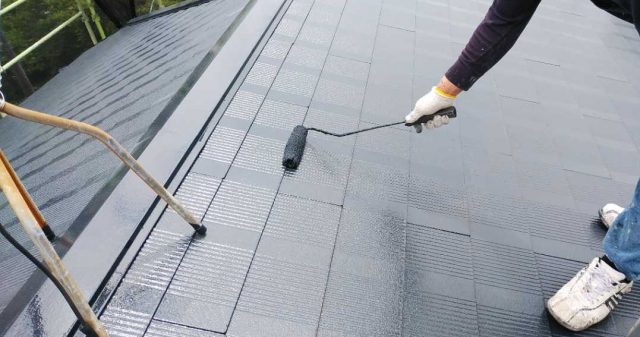 鹿児島市屋根の上塗りの様子