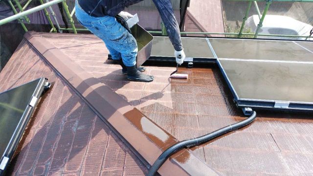 屋根の塗装工事の様子