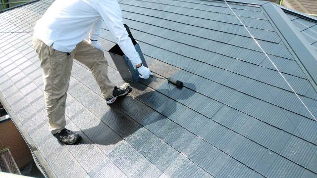 屋根中塗り塗装の様子