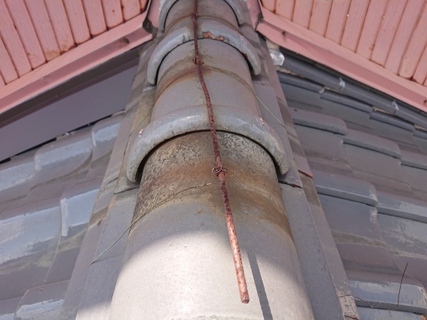 屋根の点検をしています