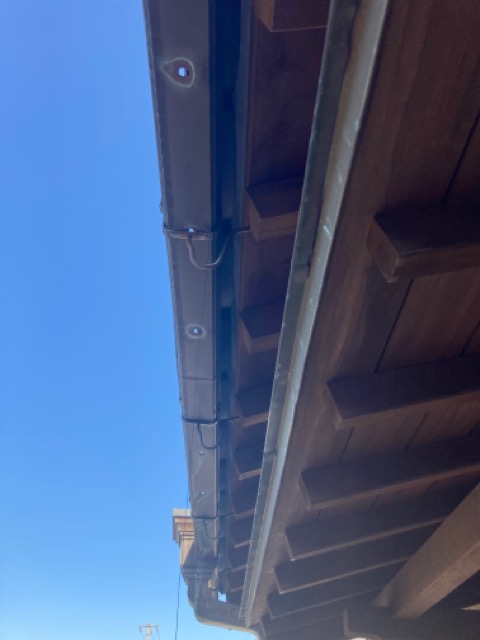 下から覗くと雨樋に穴が