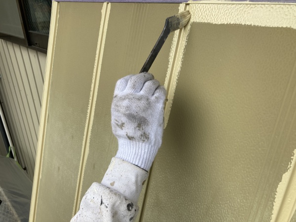 刷毛塗り　雨戸の塗装中
