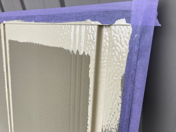 塗装　雨戸の塗装中