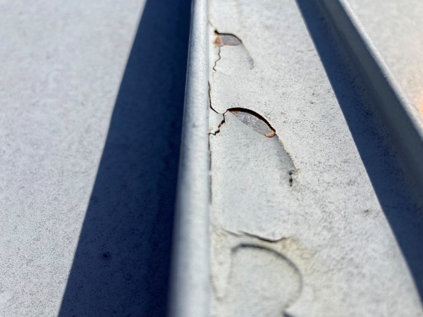 瓦棒屋根　塗膜剥離