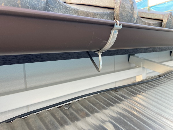 軒樋設置　金具固定