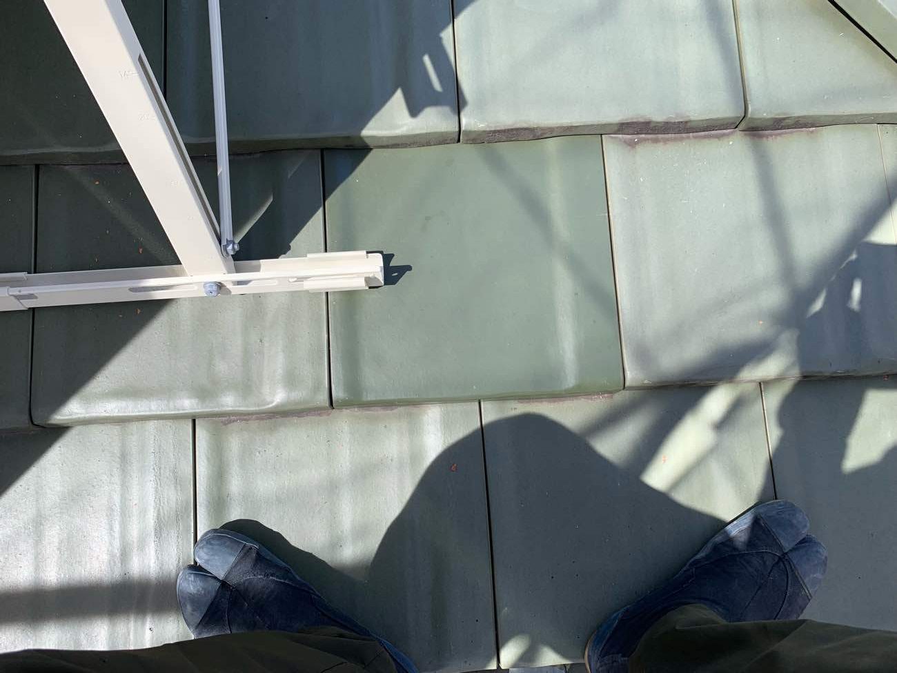 屋根工事　瓦の割れ　差し替え補修