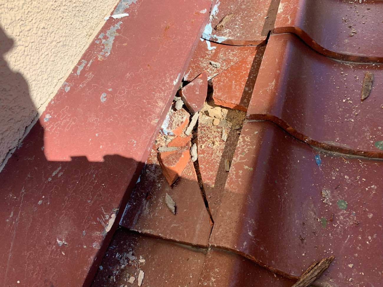 強風被害　瓦の割れ　割れの状態