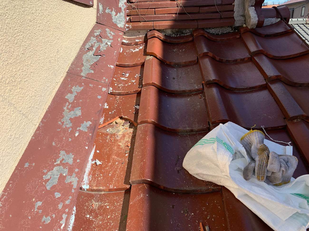 強風被害　瓦の割れ　施工中