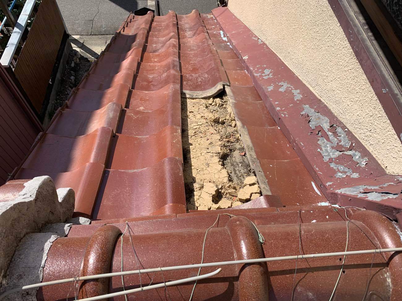 強風被害　瓦の割れ　施工中